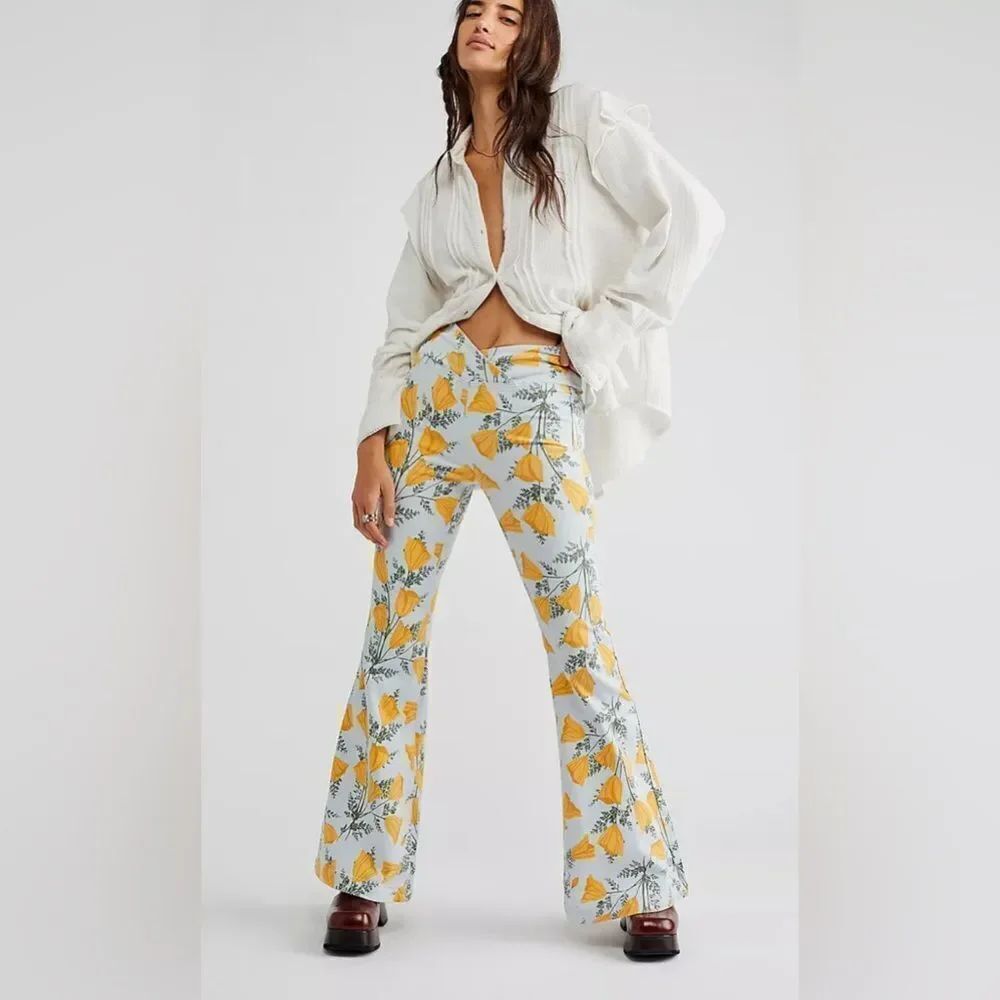 Free People Venice Beach Printed Flare Jeans in Sky Combo Cali Poppies. Size 26